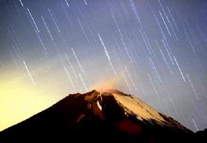 資料圖：2004年12月14日，一場雙子座流星雨出現在墨西哥普埃布拉州的波波卡特佩特火山上空，將夜空照耀得亮如白晝。