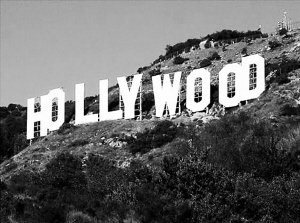 好萊塢“ＨＯＬＬＹＷＯＯＤ”   坐落在洛杉磯市郊山頂上的由九個白色字母組成的“ＨＯＬＬＹＷＯＯＤ”標誌牌，正因地產交易面臨消失的危險。好萊塢標誌牌自１９２３年起矗立至今。１９４０年，飛行大亨霍華德·休斯買下這片土地並擁有至２００２年。上個月，這塊幾經易手的土地被某投資集團掛牌２２００萬美元出售，山頂上聞名全球的“ＨＯＬＬＹＷＯＯＤ”標誌牌很有可能因此消失。  令洛杉磯市民擔憂的是，即使好萊塢標誌牌不被移走，但當星巴克、麥當勞以及購物中心等建立起來之後，夾縫中求存的好萊塢標誌牌也會變得十分尷尬。 (揚子)    