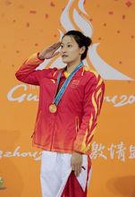 王然迪獲得廣州亞運會女子50米蛙泳冠軍