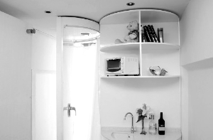 浴室櫥櫃 浴室和櫥櫃是半圓形的，且可以轉動，不需要時，鏇轉180°後就合併成一面牆