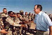 1990年視察駐紮在沙烏地阿拉伯的美軍