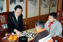 陳祖德（左一）在指導兒童學習圍棋