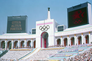 正舉行1984年夏季奧林匹克運動會開幕禮的洛杉磯紀念體育場