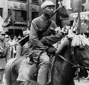 （圖）1949年5月1日 南京 街頭警戒的解放軍騎兵