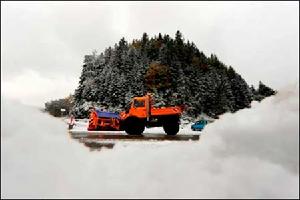 10月13日，一輛鏟雪車在德國巴伐利亞州Spitzingsee湖附近工作