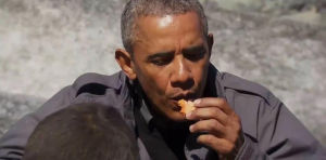 歐巴馬參加野外真人秀吃北極熊吃剩的鮭魚片