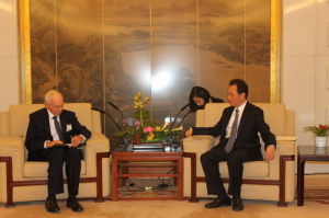 外交部副部長王超會見國際移民組織總幹事斯溫