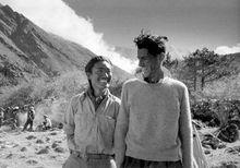 這是1953年7月3日希拉蕊（右）和丹增·諾蓋