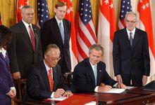 2003年與布希簽署新加坡與美國的自貿協定