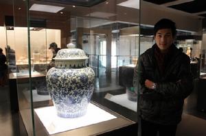 樂觀自信的潘才岳在廣東省博物館