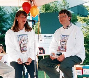 1994年，新婚不久的蓋茨夫婦參加慈善活動