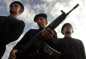 “自由亞齊運動”士兵上繳武器。