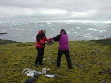 科學家在南極海岸上鑽取遠古苔蘚的樣品