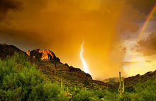 亞利桑那州中部的迷信山腳下雷雨傾盆而下