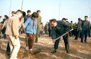 （圖）１９８２年的植樹節，鄧小平同志率先垂範