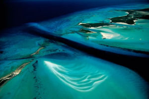 巴哈馬群島由超過700個島嶼、堅硬的珊瑚小島或礁岩組成