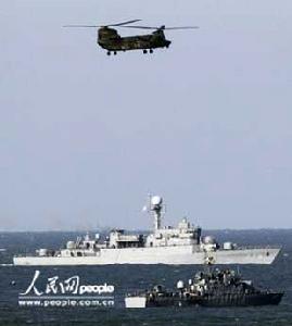 韓國海軍艦艇和直升機開展救援活動