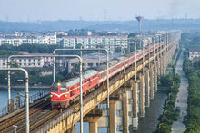 京九鐵路旅客列車在九江長江大橋上行駛