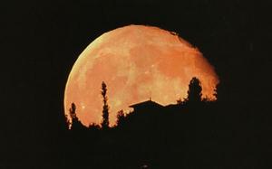 月亮。1999年6月1日攝於土耳其安卡拉山上。