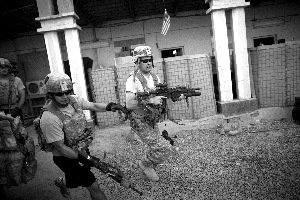 阿富汗坎大哈，在被塔利班襲擊後，駐阿美國士兵跑到射擊口準備反擊。