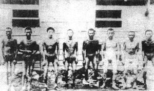 戰後美軍為秋田縣花岡礦山倖存中國勞工進行身體檢查時所拍照片。