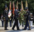 陣亡將士紀念日，歐巴馬向陣亡將士紀念碑獻花圈