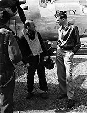 詹姆斯·史都華少校（右）與其機組成員，1943年。詹姆斯·史都華：準將。轟炸機飛行員、中隊長、聯隊參謀主任。奧斯卡最佳男主角獎得獎演員。
