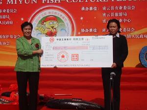 （圖）理事長鄭亞娟女士將善款捐給河北豐寧代表