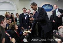 歐巴馬向海倫·托馬斯贈送蛋糕
