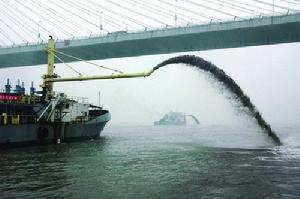 挖泥船正在荊州長江大橋下施工