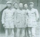 1944年，宋時輪（前左起）、陶鑄、鄧華、蕭向榮（後左）、李濤（後右）在延安黨校學習