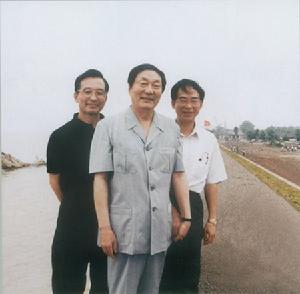 1999年7月13日，朱鎔基總理、溫家寶副總理由長江水利委員會主任黎安天陪同視察長江九江大堤
