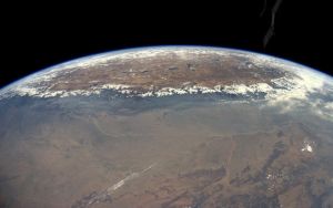 國際空間站太空人拍到喜馬拉雅山穿透雲層
