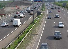 （圖）為了增加車道數量，英國倫敦附近M25公路的拓寬工程正進行中。