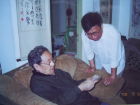 賀敬之在北京家中細看40多年前寄給陳運和的書信。