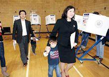 孟昭文與丈夫桂源鍾及兩名兒子一同前來投票