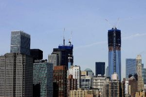 這是2012年4月30日拍攝的正在建設中的紐約世貿中心1號樓（右側）。