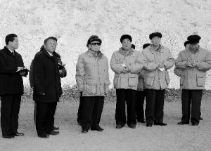 2009年，朝鮮最高領導人金正日（前排左三）視察鹹鏡北道茂山礦山聯合企業。