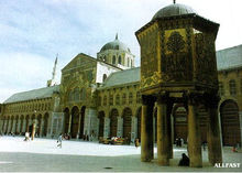 倭馬亞清真寺前廣場一側的鑲金小樓