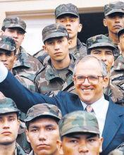 桑佩爾總統和哥倫比亞軍人
