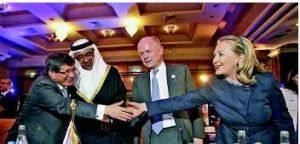 24日,美國國務卿希拉蕊(右一)、英國外交大臣黑格(右二)、阿聯外長阿勒納哈揚(左二)、土耳其外長達武特奧盧(左一)出席“敘利亞之友”會議