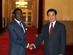 2005年10月20日，國家主席胡錦濤在北京人民大會堂與來華進行工作訪問的赤道幾內亞總統奧比昂舉行會談