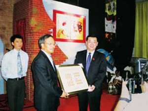 中國郵政代表團赴印尼出席《舞龍舞獅》郵票首發式