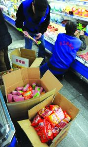 上海農工商超市的工作人員對雙匯產品做下架處理