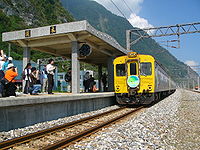 （圖）一列柴油客車停靠在北迴線漢本車站月台