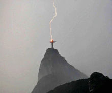一束閃電擊中著名地標耶穌基督像。