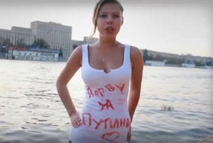 一名俄羅斯少女用口紅在T恤上寫下“我將為普京而脫”的口號為普京助選