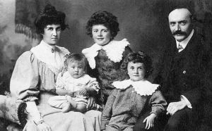 1907年狄拉克（右二）的全家福