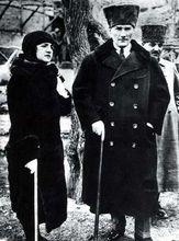 1923年凱末爾與妻子旅行