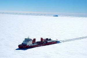 “雪龍”號極地科學考察船在南極中山站附近破冰前進。